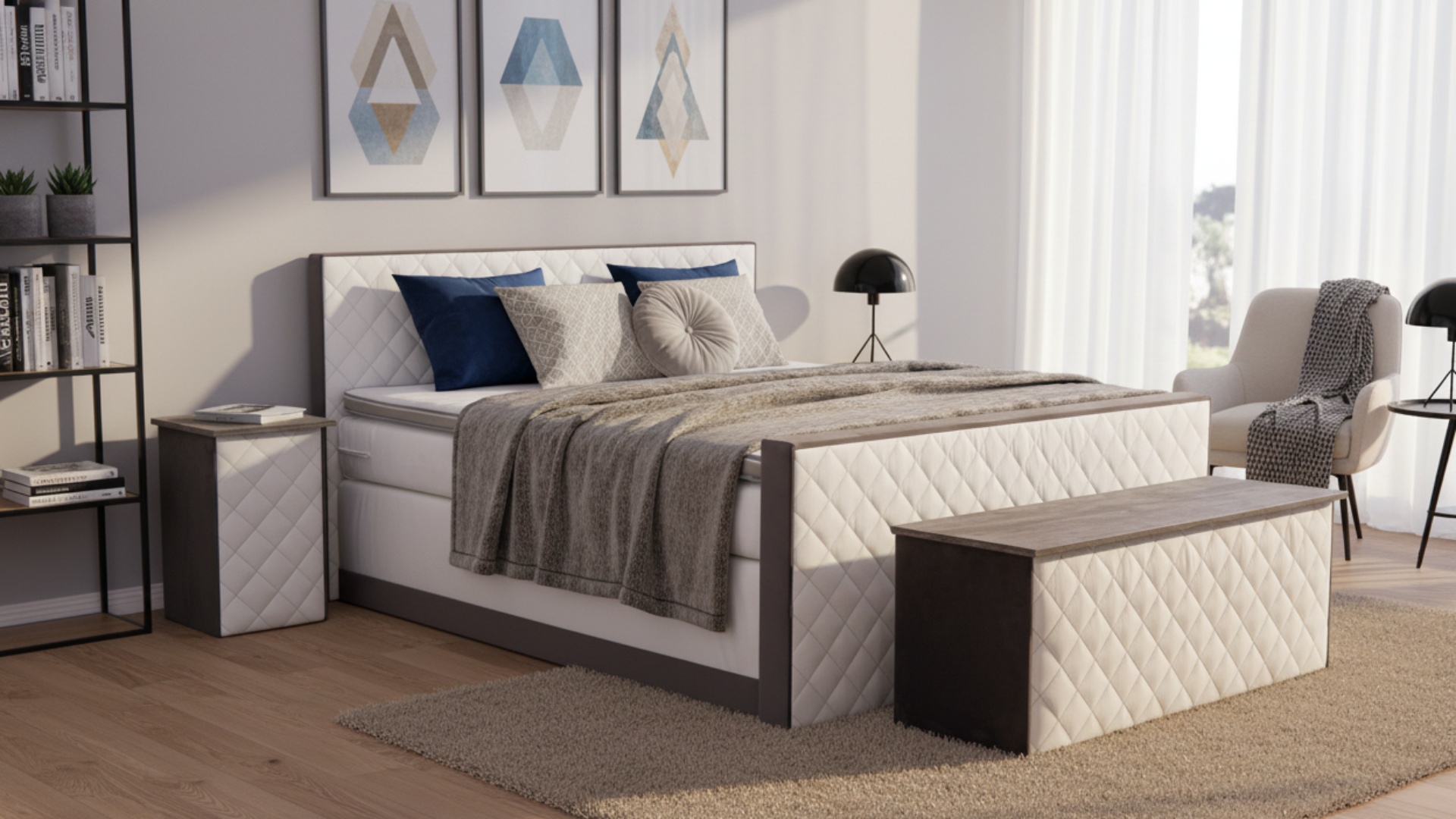 Cube Boxspringbett von Meisterbetten in der Größe 180x200 cm, mit Nano-Matratzenbezug und Komfortschaum-Topper, präsentiert sich in stilvollem Weiß mit Pinie Silber-Dekor. Das gepolsterte Kopfteil harmoniert perfekt mit dem grauen Absatzstoff. Mit Taschenfederkern-Matratze, Cube-Nachttisch und passender Truhe für zusätzlichen Stauraum.