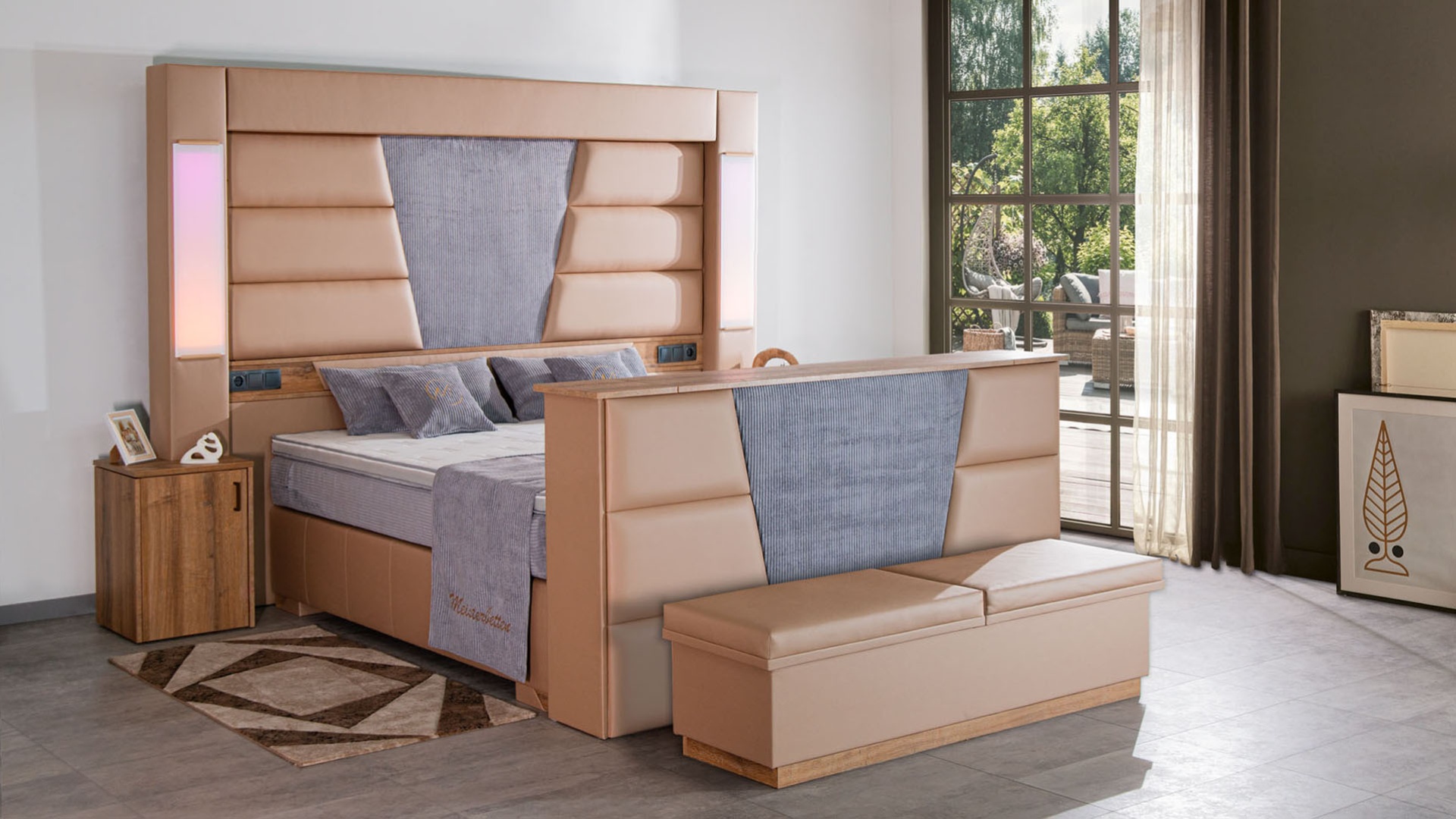 In sanftem Beige präsentiert sich das Meisterbetten Boxspringbett Hero, ausgestattet mit einem gepolsterten Kopfteil und praktischen Funktionen wie einem TV-Lift im Fußteil. Die Maße von 180x200 cm bieten großzügigen Platz. Mit Taschenfederkern-Matratze und Nano-Bezug sowie einem Ergoflex-Topper sorgt dieses Bett für optimalen Komfort. Farblich abgestimmte Nachttische und eine stilvolle Truhe runden das Design ab.