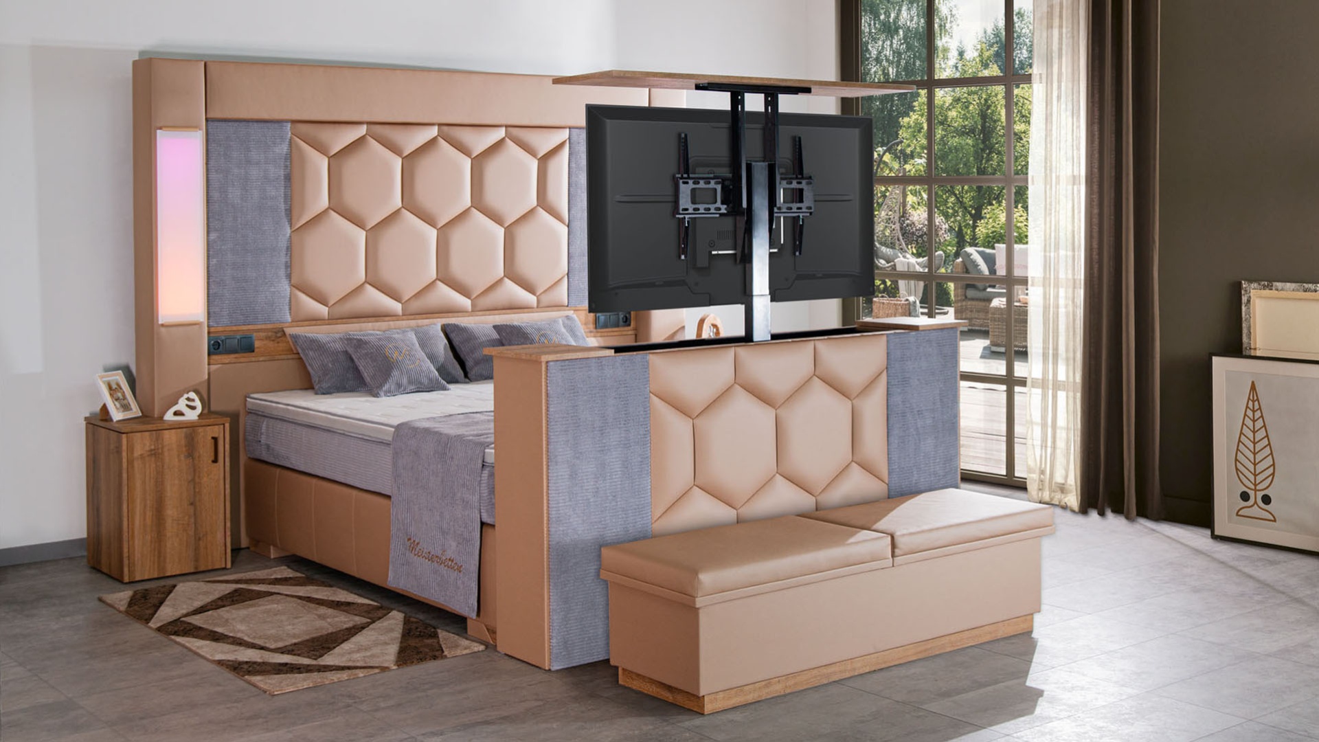 Boxspringbett Hero von Meisterbetten, beeindruckend in der Größe 180x200 cm mit Nano-Matratzenbezug und beigem Grundstoff, ausgestattet mit einem Ergoflex-Topper. Dieses Bett bietet einen TV-Lift im Fußteil und zeigt ein elegantes Dekor aus Eiche Cognac. Das gepolsterte Kopfteil ist in einem stilvollen Design gehalten und die CS-Grau Akzentstoffe verleihen dem Bett zusätzlichen Charme. Die Nachttische und Truhe ergänzen das Gesamtbild.