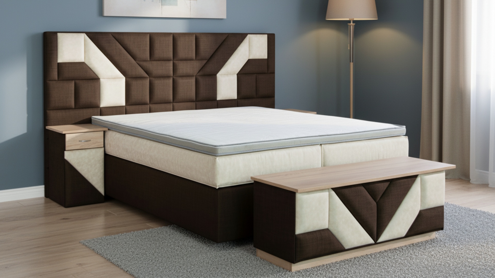 Ruby Boxspringbett von Meisterbetten, in der Größe 180x200 cm und ausgestattet mit einem auffälligen Kopfteil-Design in W-Dark Brown. Das Bett verfügt über einen Nano Matratzenbezug und einen Ergoflex Topper für zusätzlichen Komfort. Die Taschenfederkern-Matratze sorgt für optimalen Schlafkomfort. Dekorative Eiche Massiv Elemente und der passende Nachttisch sowie die Truhe verleihen dem Bett ein harmonisches Gesamtbild.