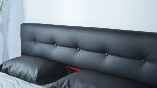 Boxspringbett Modell Ivon, Grundstoff Microvelour M-Rot, Absatzstoff Kunstleder KL-Black