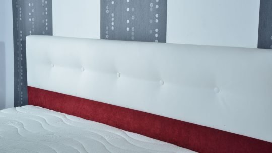 Boxspringbett Modell Ivon, Grundstoff Microvelour M-Rot, Absatzstoff Kunstleder KL-White