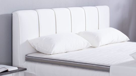 Weißes Boxspringbett Modell Roki mit Bettkasten und Fußteil, Microvelours Samt VS-White