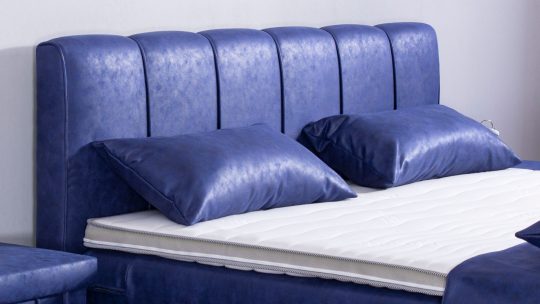 Blaues Boxspringbett Modell Roki mit Bettkasten und Fußteil, Microvelours Lederoptik MS-Blue