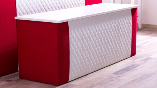 Truhe Modell Solo mit Fußteil, Webstoff Fein W-Red + Gestepptes Kunstleder UN-White + Holz Dekor Weiß